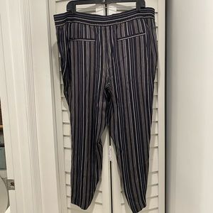 👗 Navy Ann Taylor stripe ankle pants